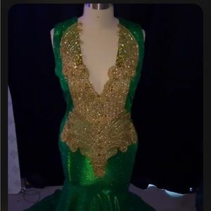 Hi I am selling my prom dress. I wear a size 18. I paid $1k to get it made.